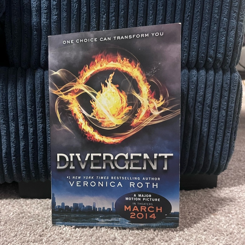 Divergent by Veronica Roth Book